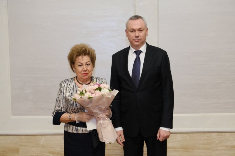 Профессору СибУПК Зое Александровне Капелюк вручили знак отличия «За заслуги перед Новосибирской областью» 