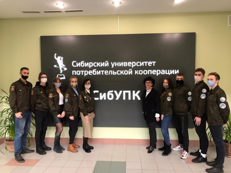 Студенты СибУПК, отработавшие трудовой сезон в Ялте,  были награждены значками «Ударник 2020»
