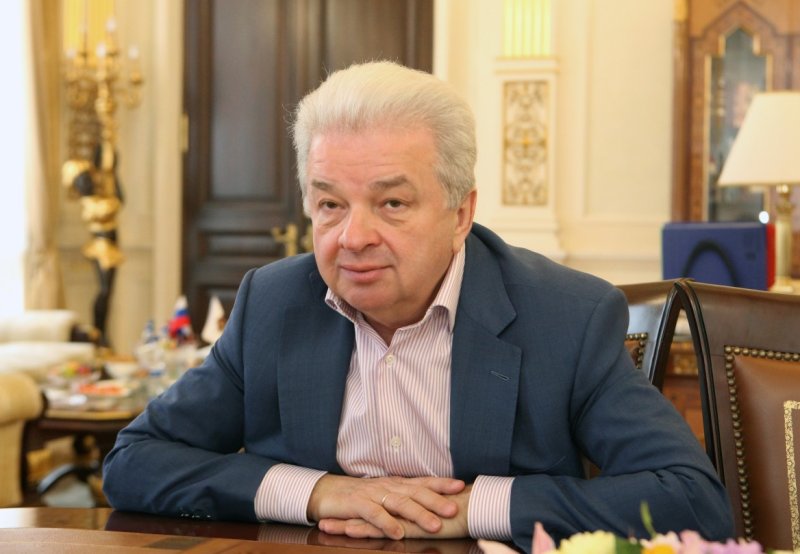 Председатель Совета Центросоюза РФ Дмитрий Зубов поздравляет с Днем Знаний